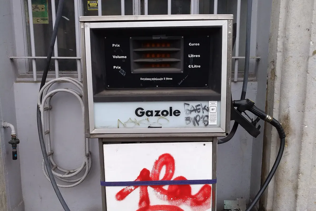 Pompe à gazole d'un garage du quai Tilsitt à Lyon, avec son afficheur de prix et son pistolet