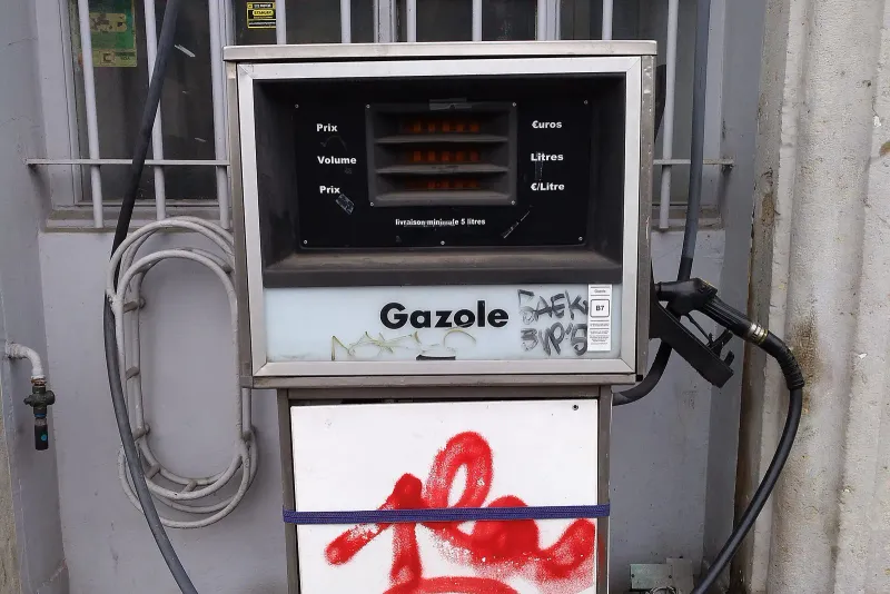 Pompe à gazole d'un garage du quai Tilsitt à Lyon, avec son afficheur de prix et son pistolet