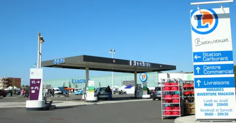Station-service d'un hypermarché Leclerc, avec ses pompes à carburant et son auvent