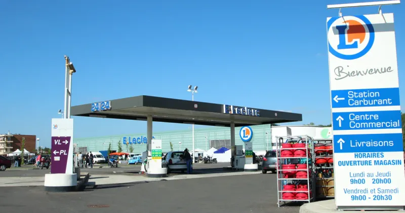 Station-service d'un hypermarché Leclerc, avec ses pompes à carburant et son auvent