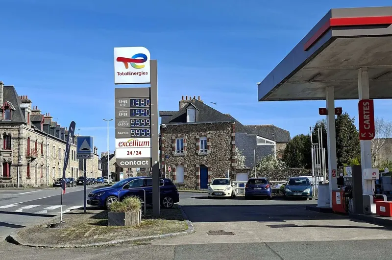 Station TotalEnergies affichant l'essence plafonnée à 1,98 et 1,99 €/L, avec le panneau de paiement par carte