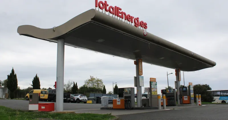 Station-service TotalEnergies avec ses pompes diesel et essence sous l'auvent, sur une aire d'autoroute