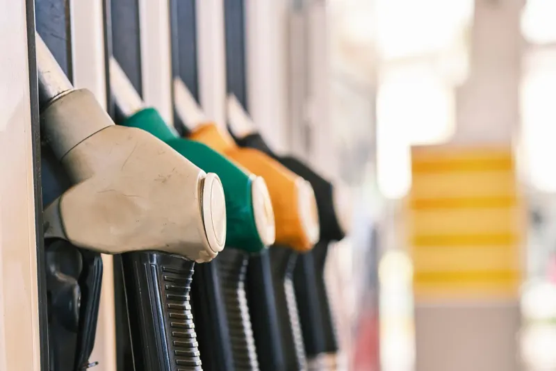 Pompes à carburant alignées dans une station-service
