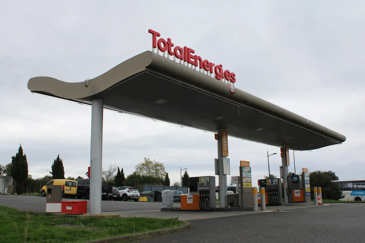 Station-service TotalEnergies Access de l'aire des Vérités à Lapalisse, dans l'Allier, avec ses pompes sous l'auvent