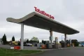 Station-service TotalEnergies Access de l'aire des Vérités à Lapalisse, dans l'Allier, avec ses pompes sous l'auvent