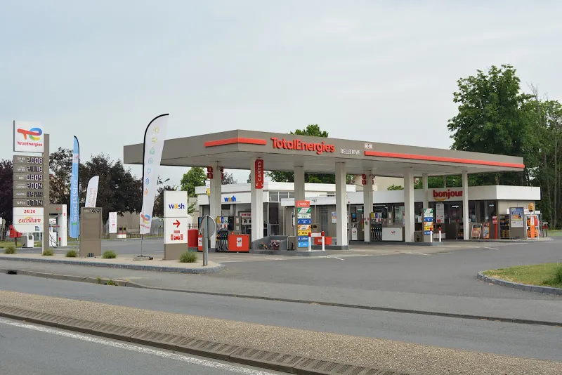 Station-service TotalEnergies avec ses pompes et son enseigne rouge et bleue