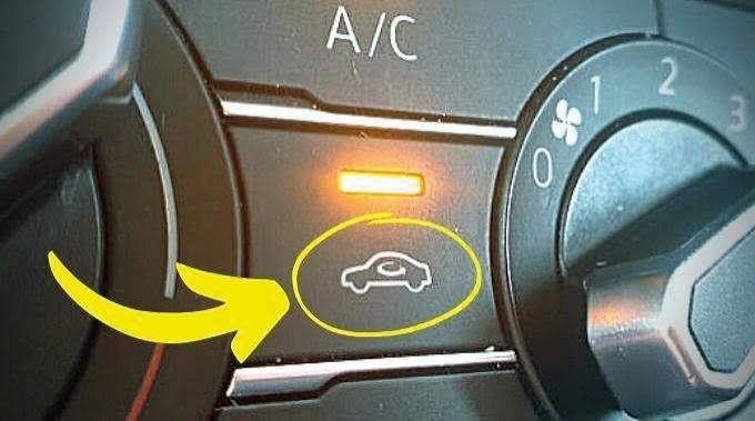 Bouton de recyclage d'air entouré sur le tableau de bord d'une voiture : pictogramme d'une voiture avec une flèche courbée pointant vers le bouton