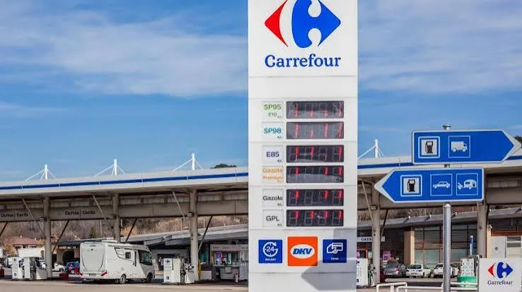 Station-service Carrefour avec affichage des prix carburant