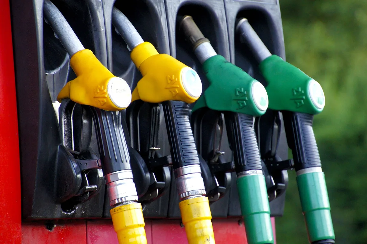 Deux pistolets de pompe à essence et diesel côte à côte en station-service