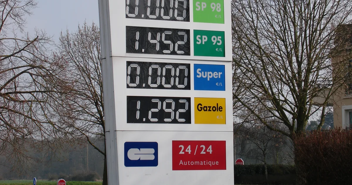 Totem de prix affichant les tarifs SP95, SP98, Super et Gazole à l'entrée d'une station-service