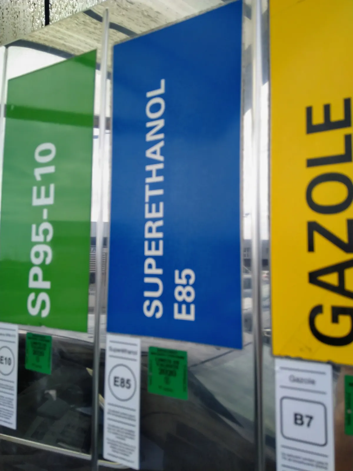 Pompe E85 superéthanol en station-service française avec affichage du prix au litre