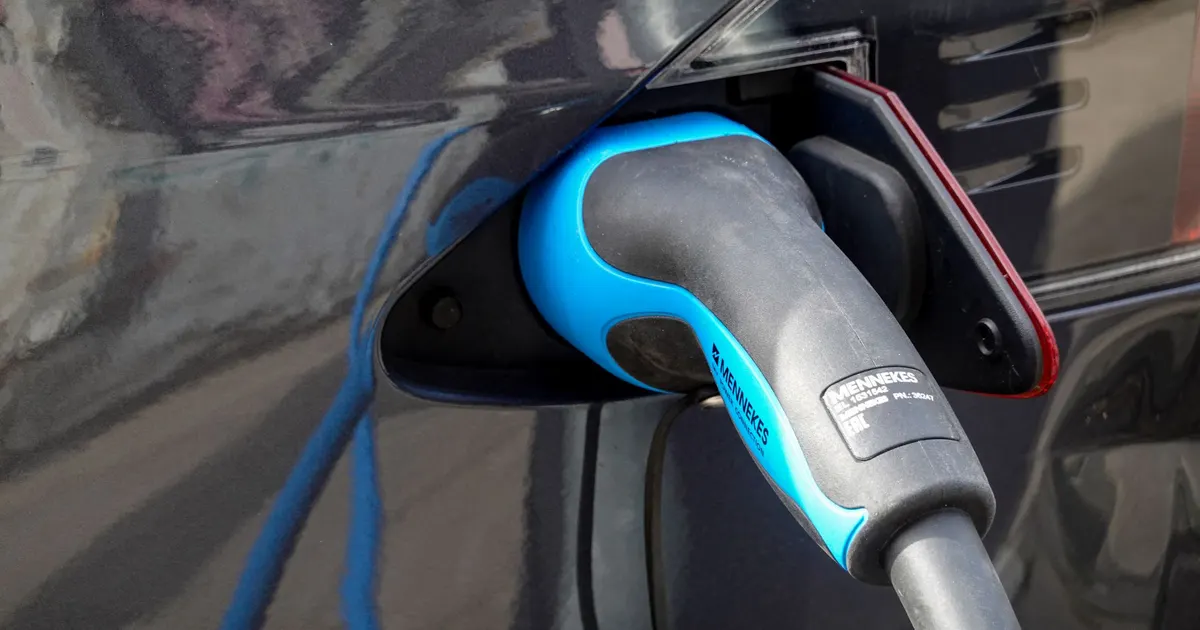 Câble de recharge Type 2 branché sur la trappe de charge d'une voiture électrique