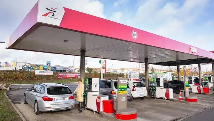 Station-service Intermarché avec panneau des prix carburant