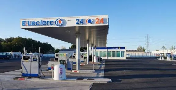 Station-service E.Leclerc avec panneau d'affichage des prix du carburant