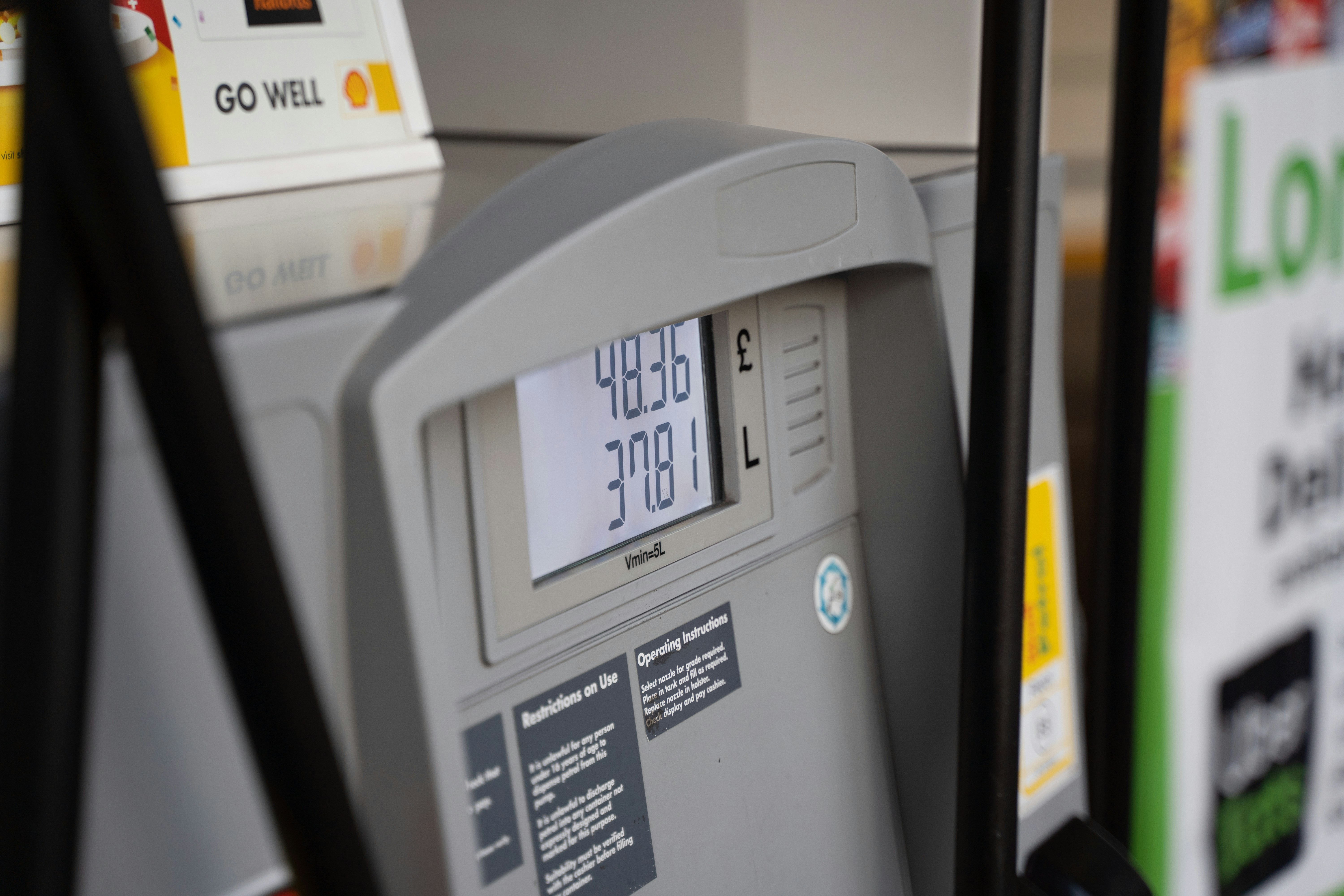 Compteur d'une pompe à carburant dans une station-service affichant le montant et le volume distribué