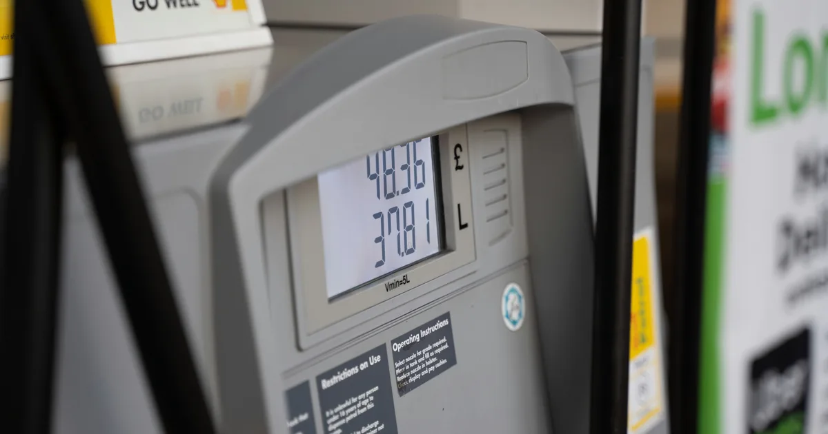 Compteur d'une pompe à carburant dans une station-service affichant le montant et le volume distribué