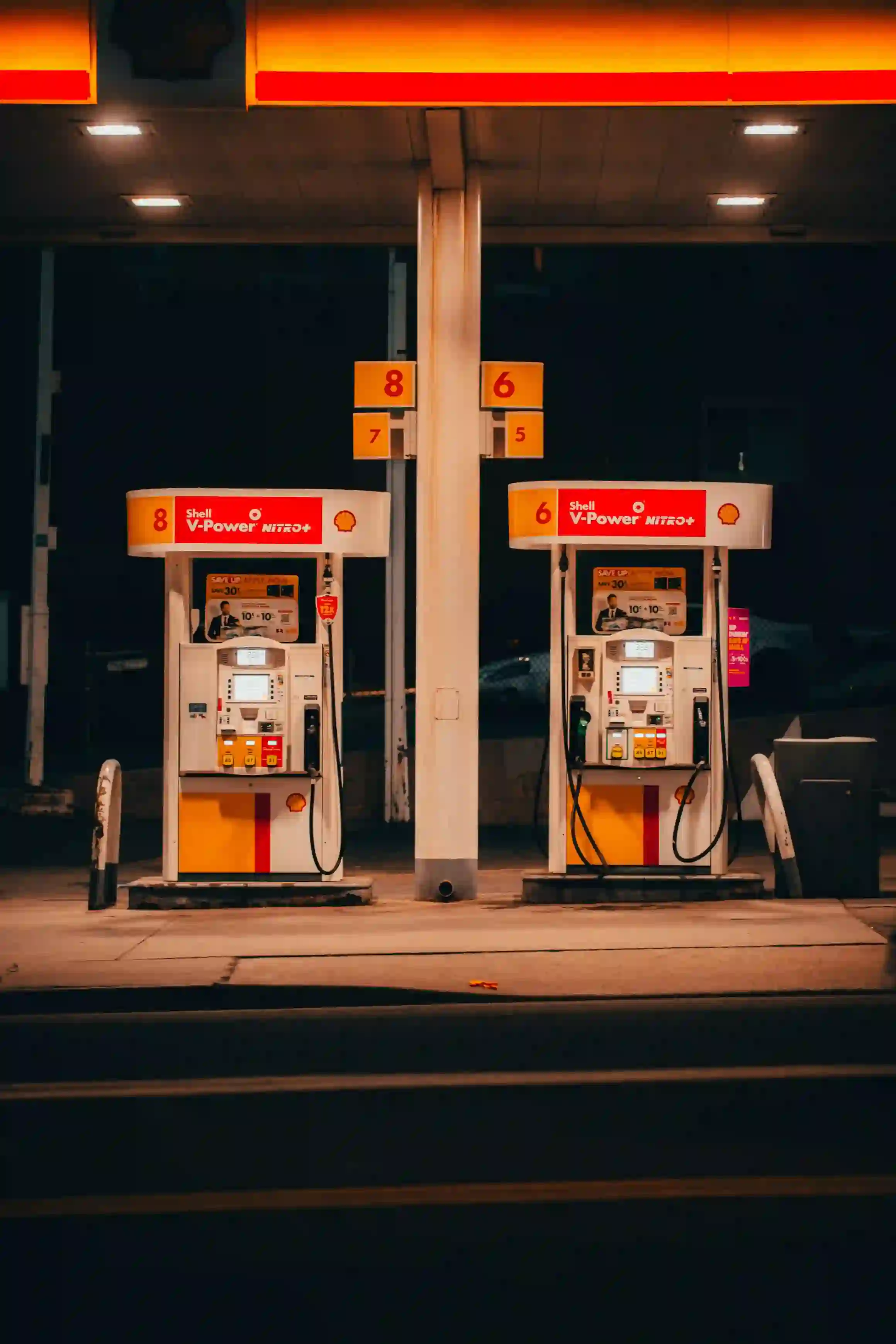 Panneau d'affichage des prix d'une station-service française avec les tarifs SP95, SP98, diesel et E85 en 2026