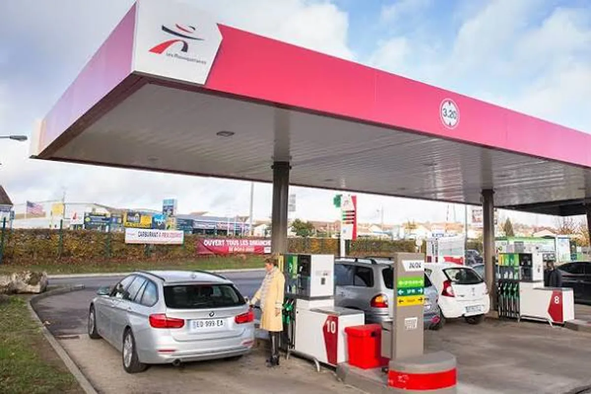 Panneau de prix carburant affichant une opération prix coûtant en grande surface