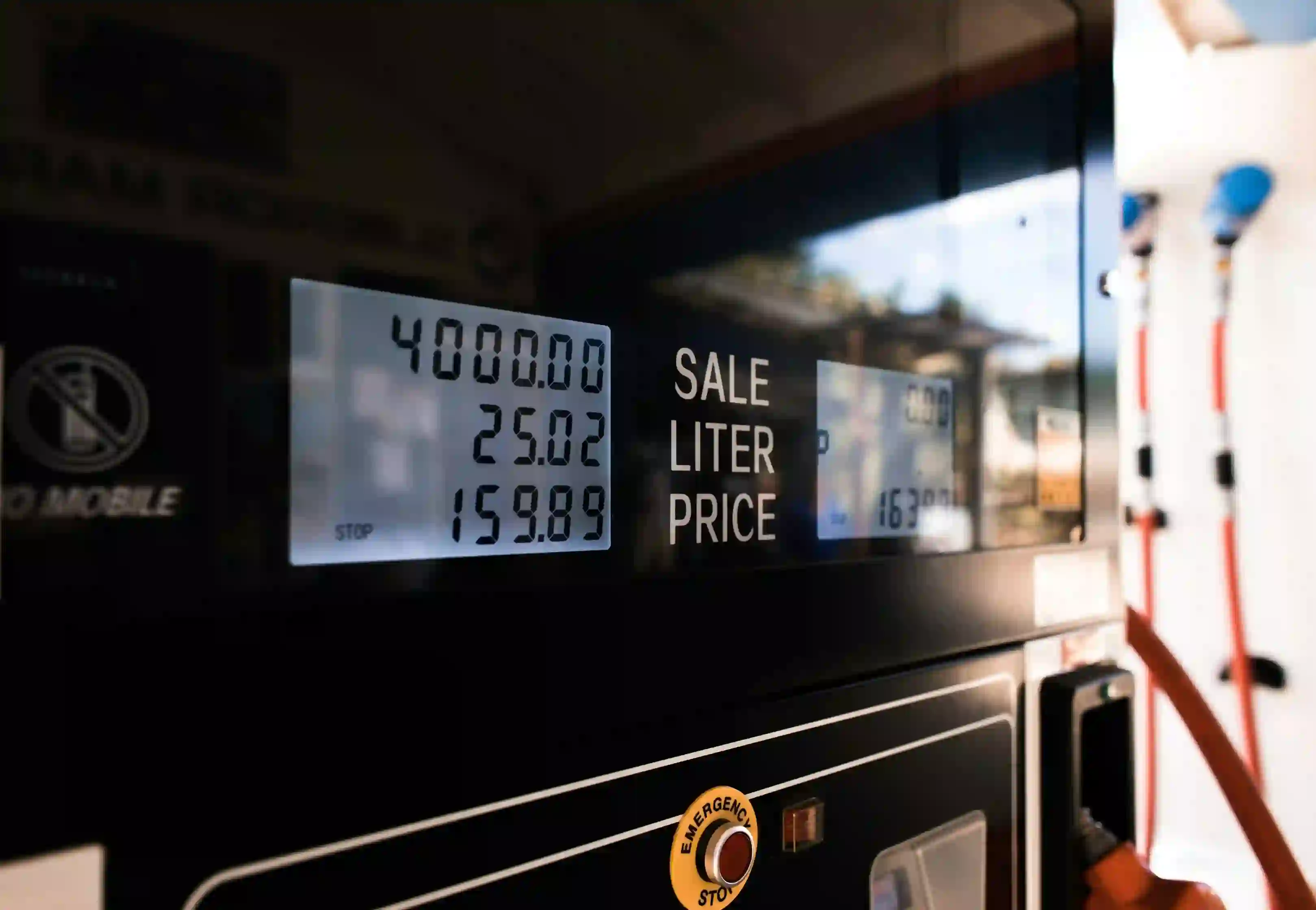 Jauge de carburant d'une voiture montrant un niveau bas avec une route en fond