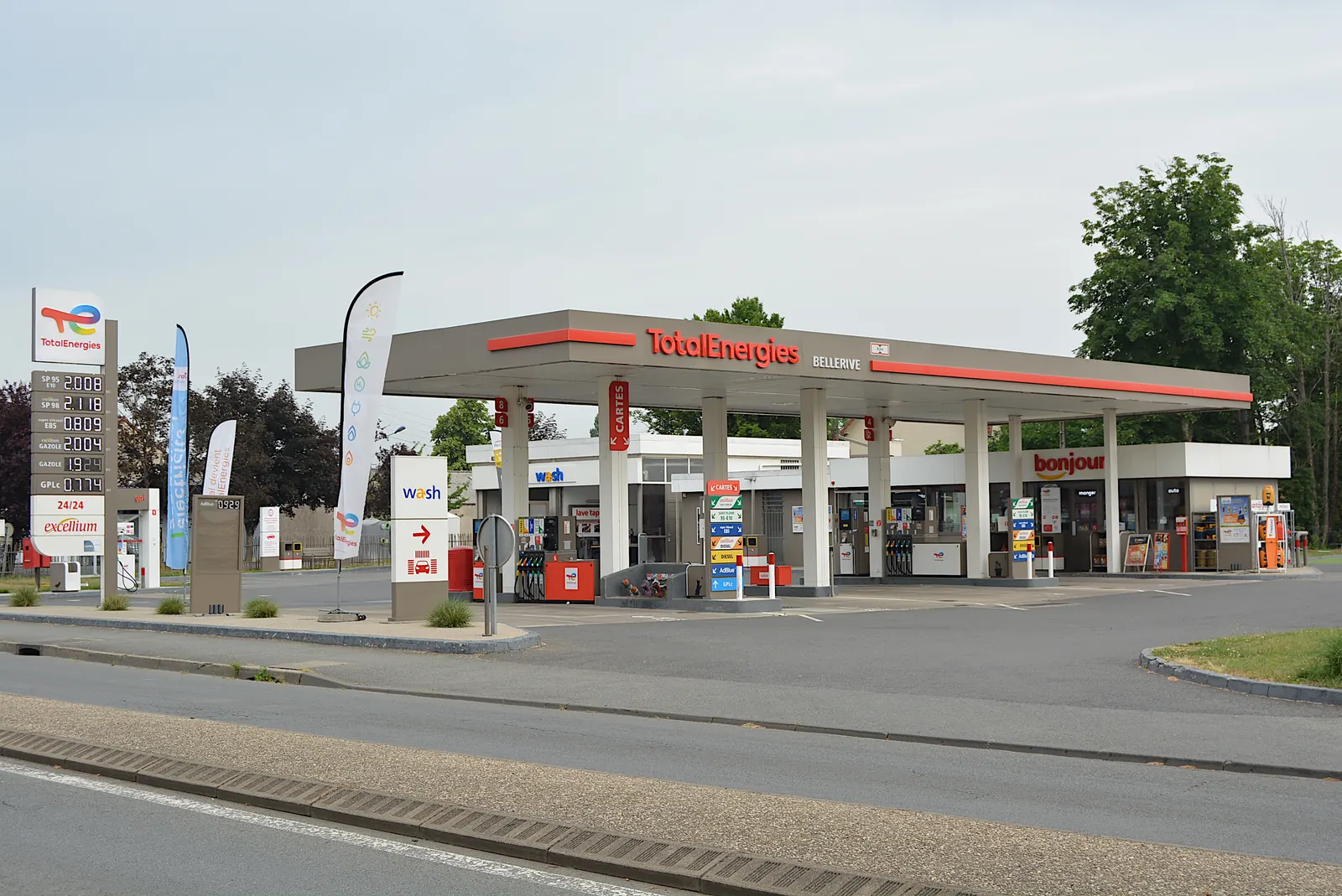 Station-service TotalEnergies avec ses pompes et son enseigne rouge et bleue